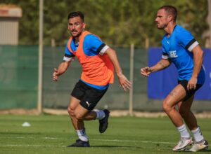 alex lorenzo jugando al futbol